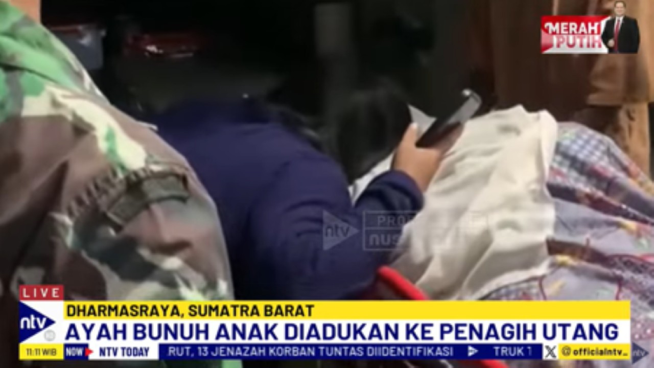 Ibu korban menangisi putrinya yang telah terbujur kaku akibat dianiaya ayah tirinya