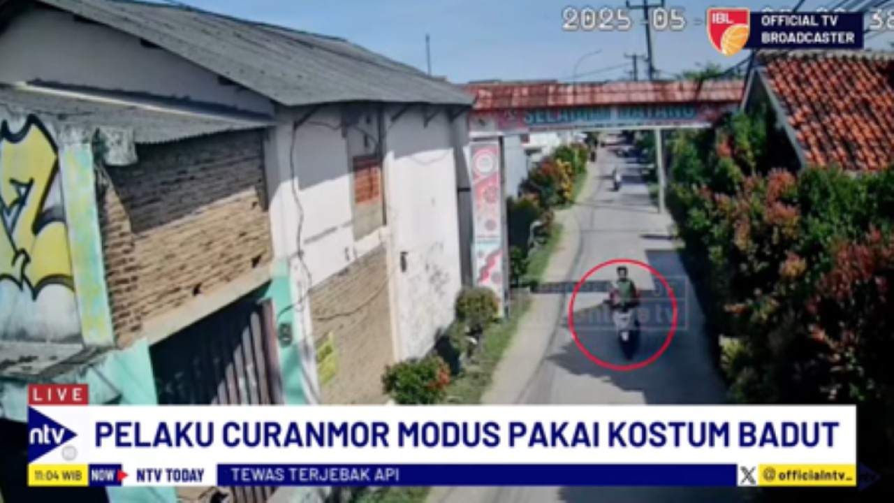 Pelaku pencurian motor dengan modus pakai kostum badut di Serang, Banten, dikejar warga.