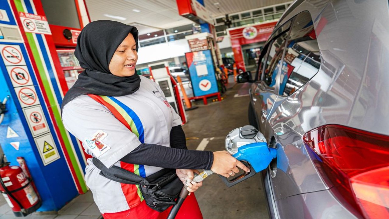 Petugas di SPBU Pertamina sedang melayani pengisian bahan bakar kendaraan pelanggan/Foto: Istimewa