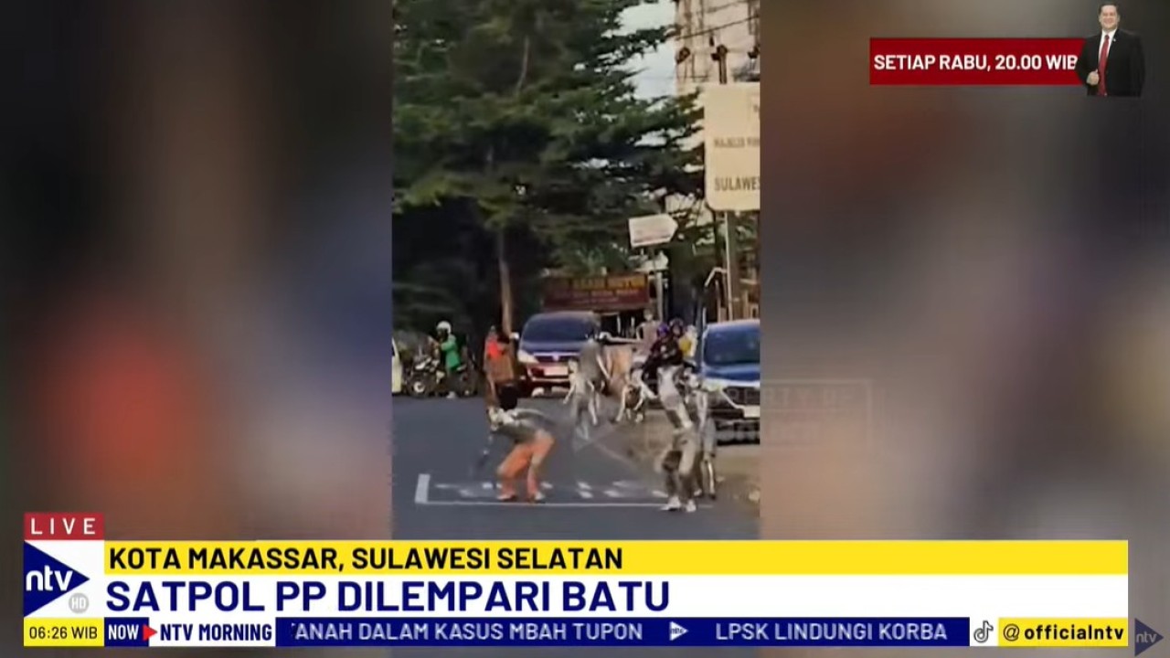 Bentrok manusia silver dan Satpol PP di Makassar, Sulawesi Selatan.