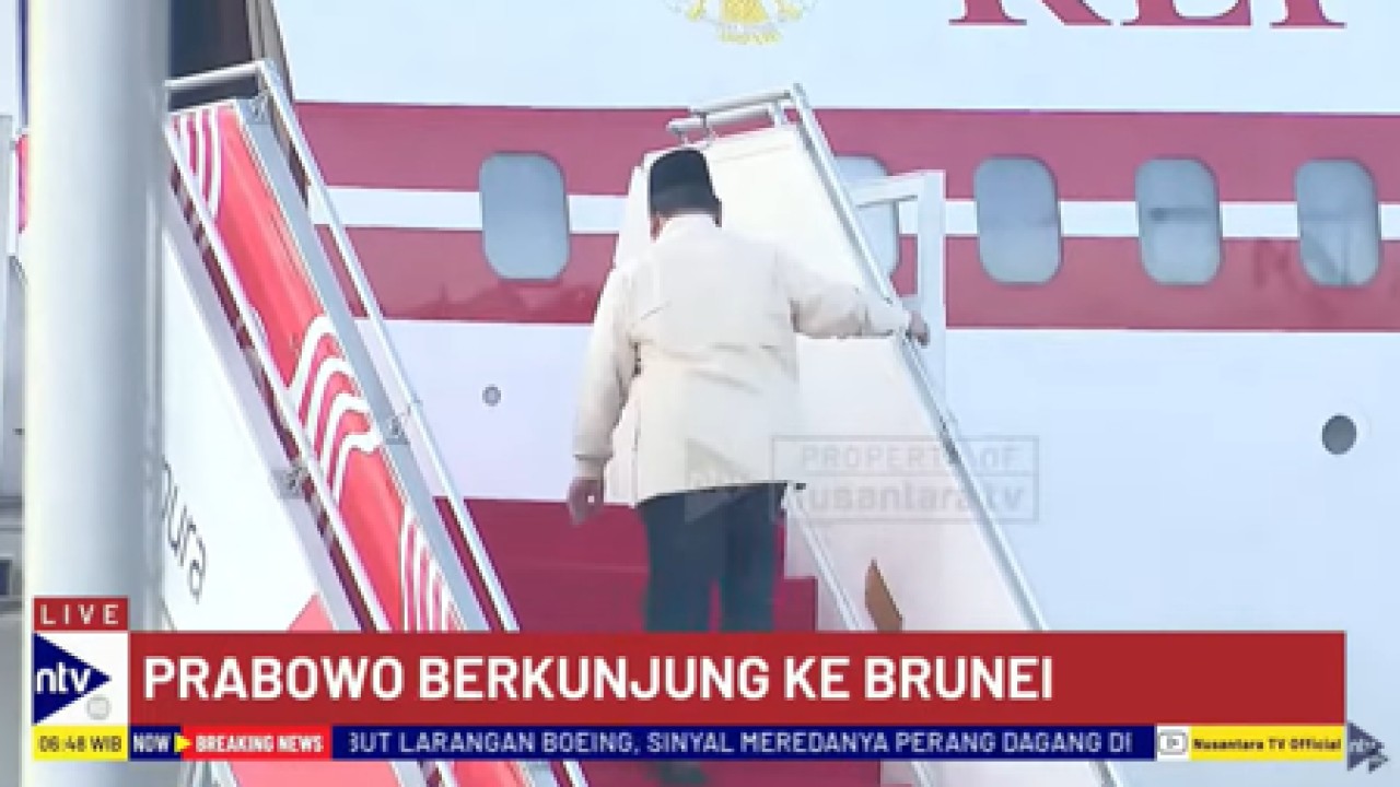 Presiden Prabowo Subianto menaiki tangga pesawat Kepresidenan RI menuju Brunei Darussalam