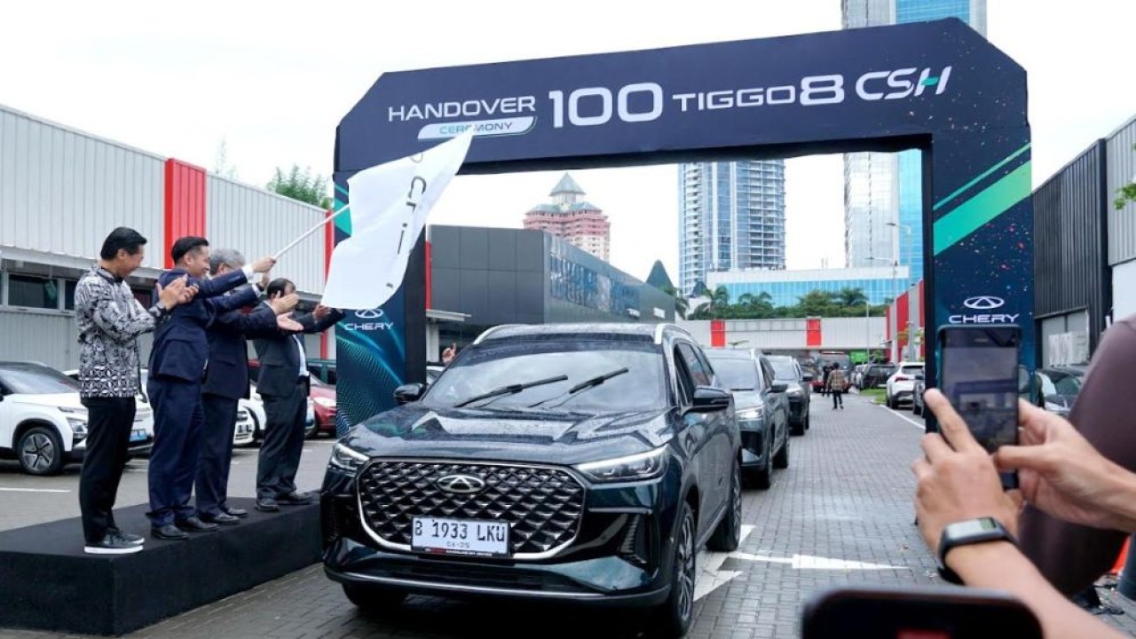 PT Chery Sales Indonesia (CSI) menggelar seremoni penyerahan 100 unit Chery TIGGO 8 CSH di dealer Chery Andalan Puri Indah, Jakarta Barat, pada Sabtu (24/5/2025). (Foto: Istimewa)
