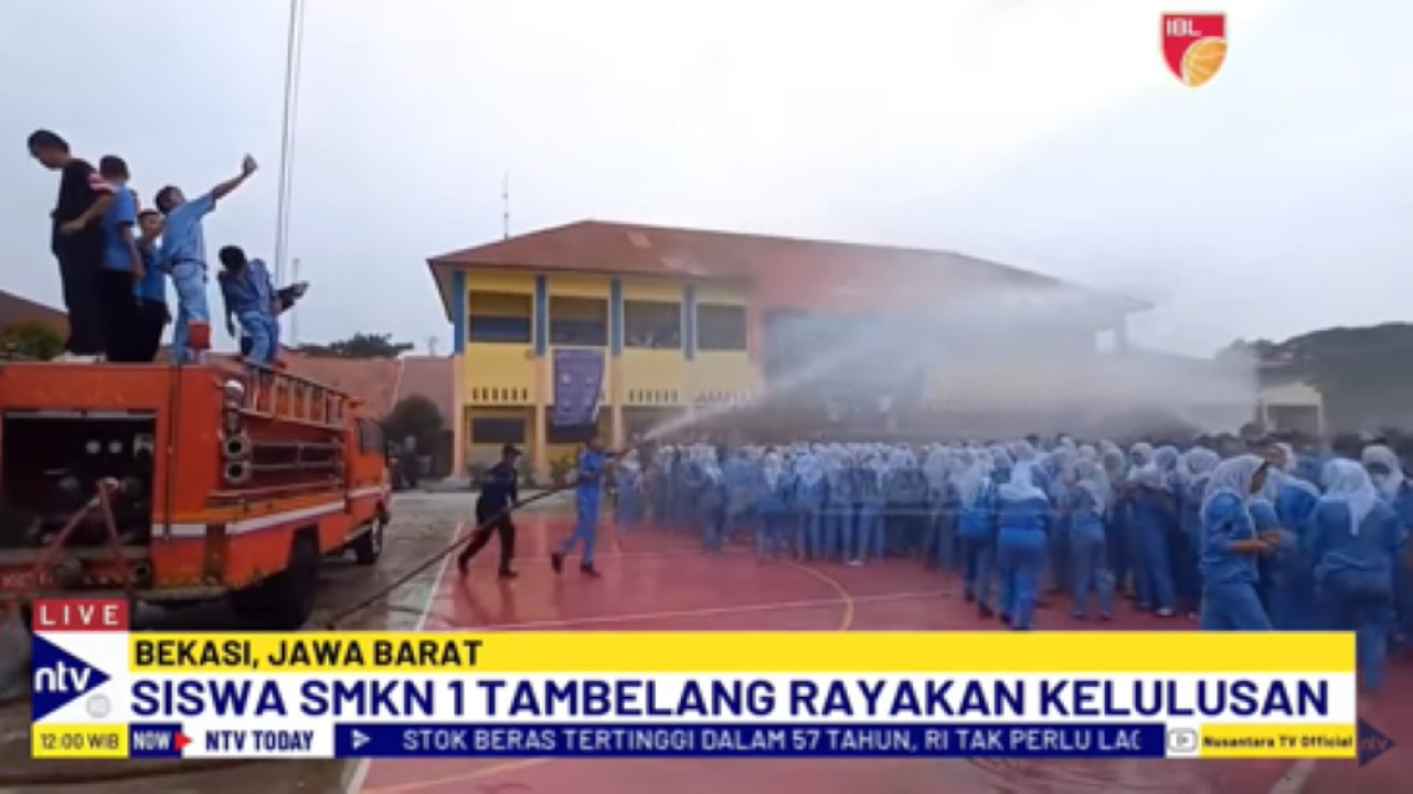 Para siswa SMKN 1 Tembalang merayakan acara kelulusan dengan guyuran air petugas pemadam kebakaran