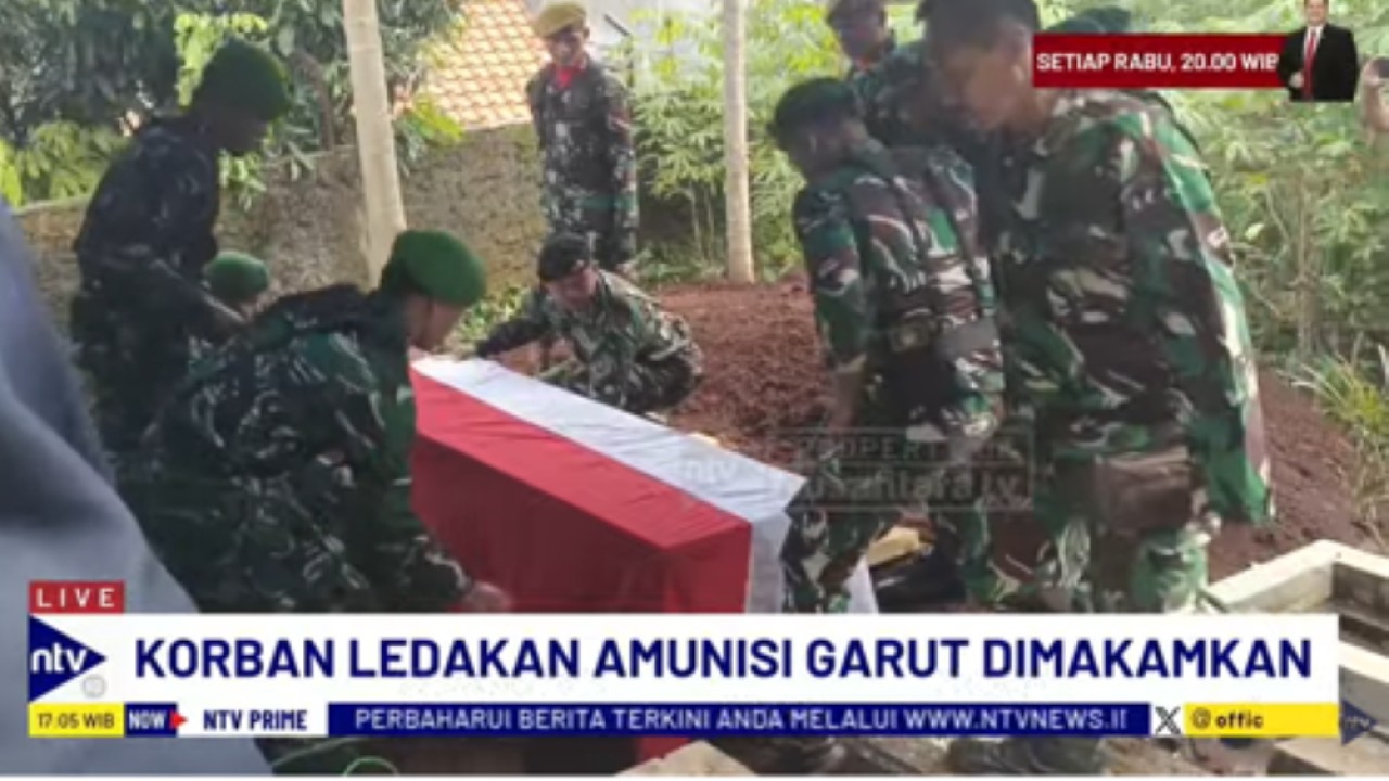 Prosesi pemakaman korban ledakan amunisi di Garut dilaksanakan dan dikawal jajaran TNI