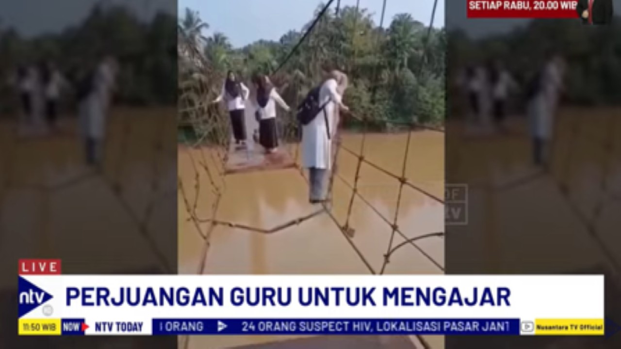 Para guru di pelosok Jambi harus mempertaruhkan keselamatannya dengan bergelantungan di tali untuk menyeberang menuju sekolah tempatnya mengajar