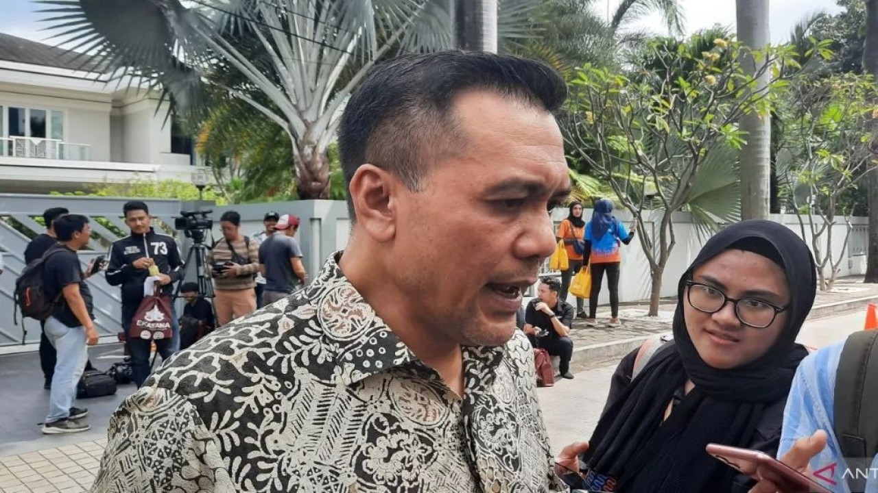 Staf Khusus Gubernur dan Wakil Gubernur Jakarta Bidang Komunikasi Publik Cyril Raoul Hakim (Chico) di Jakarta, Senin (12/5/2025). (Foto: ANTARA/Lia Wanadriani Santosa)