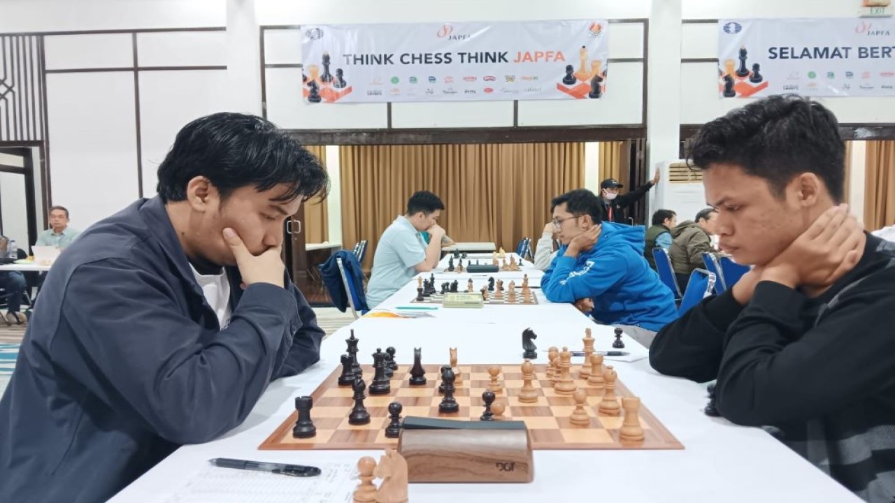 IM Arif Abdul Hafiz vs FM Zacky Dhia Ulhaq (kanan) pada babak 9 JAPFA FIDE Rated Chess Tournament 2025