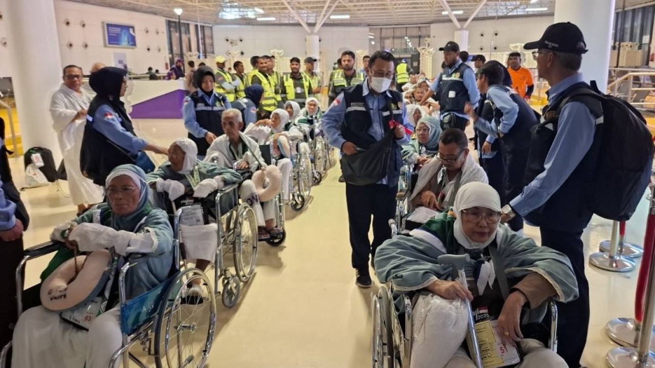 Foto: Jemaah haji lansia tiba di Bandara King Abdul Aziz Jeddah, Arab Saudi. (Foto: Warijan/MCH 2025)