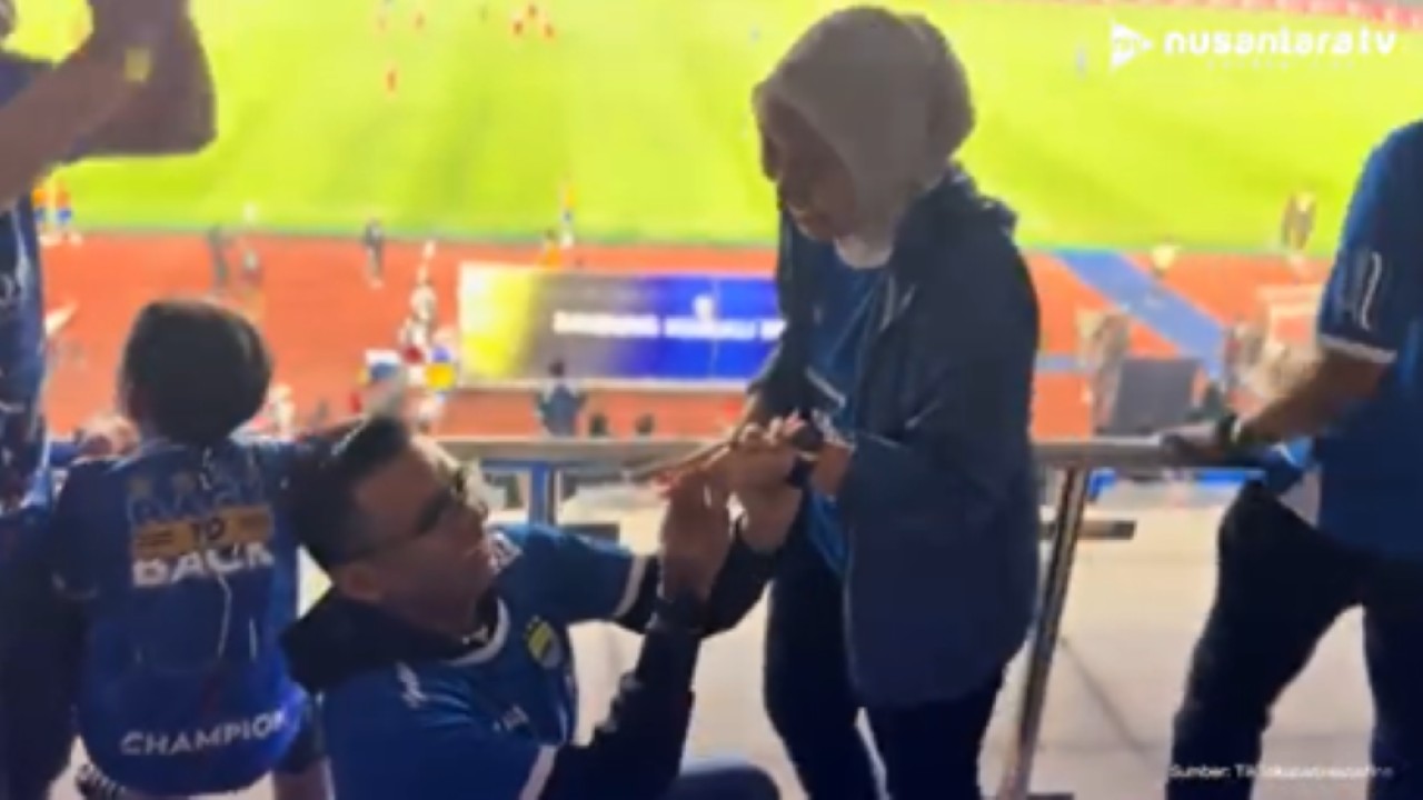 Maula Akbar putra Gubernur Jawa Barat, Dedi Mulyadi terlihat melamar Luthfianisa Putri Karlina, atau yang akrab disapa Teteh Putri Karlina, ia berlutut dan menyematkan cincin di jari manis Wabup Garut tersebut.