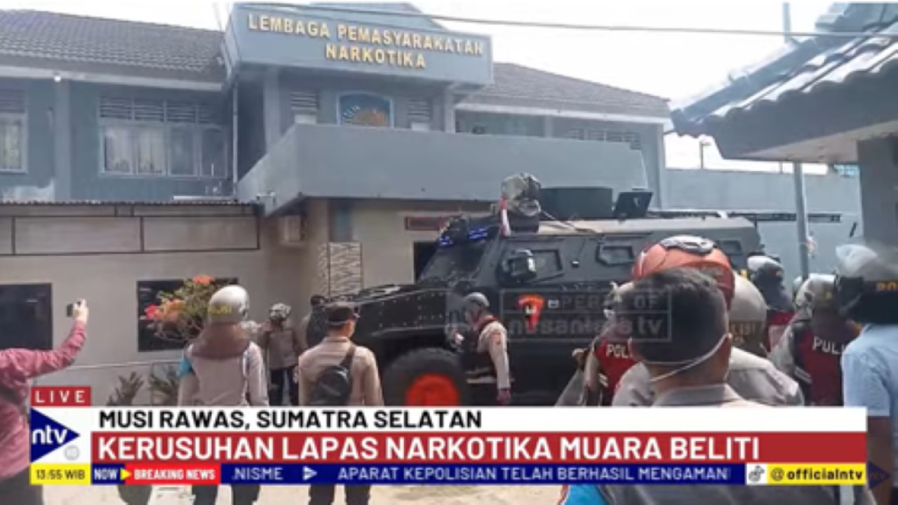 Aparat mengerahkan ratusan personel gabungan dari Polri dan TNI, termasuk kendaraan taktis Brimob untuk mengamankan kerusuhan di Lapas Narkotika Muara Beliti