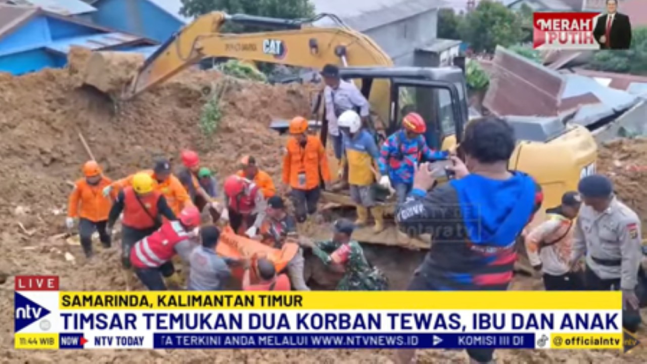Tim SAR Gabungan bekerja sama dengan PUPR berhasil mengevakuasi korban longsor di Samarinda