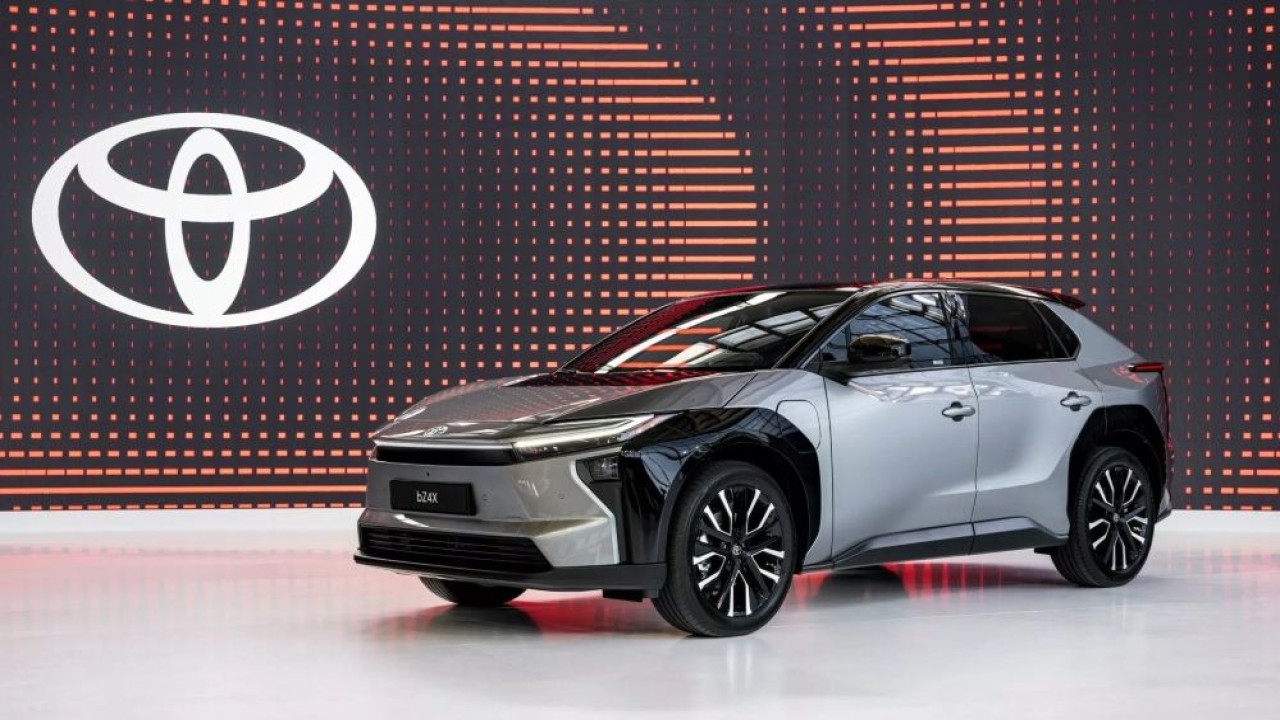 bZ4X yang baru diperbarui merupakan salah satu dari tiga model kendaraan listrik dalam lini produk Toyota di Eropa. (Foto: Istimewa via Carscoops)
