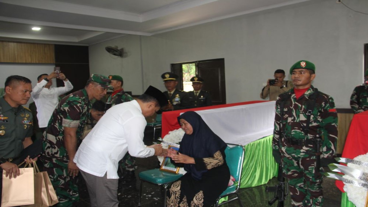Panglima TNI Jenderal TNI Agus Subiyanto hadir secara langsung dalam upacara militer pelepasan jenazah empat prajurit TNI Angkatan Darat yang gugur dalam musibah saat pemusnahan amunisi tidak layak pakai atau kedaluwarsa. Upacara digelar pada Selasa, (13/5/2025) di Gudang Pusat Munisi (Gupusmu) III, Jl. Raya Pulo Gebang, Cakung, Jakarta Timur/Foto: Istimewa