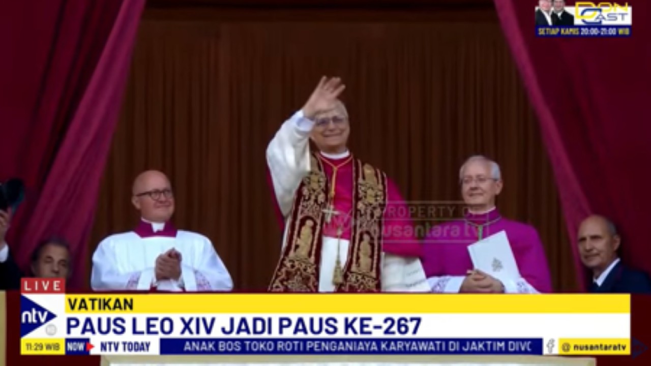 Kardinal Robert Francis Prevost dari Amerika Serikat yang terpilih sebagai Paus ke-267 melambaikan tangan kepada puluhan ribu umat Katolik yang memadati Lapangan Basilika di Vatikan