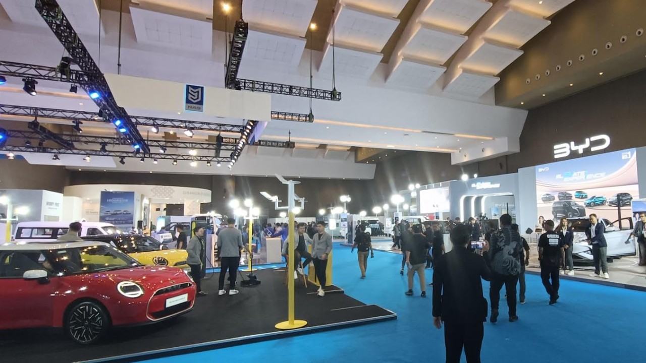 Pengunjung antusias menghadiri Periklindo Electric Vehicle Show (PEVS) 2025 di JIExpo Kemayoran, Jakarta Pusat. (Foto: Adiantoro/NTV)