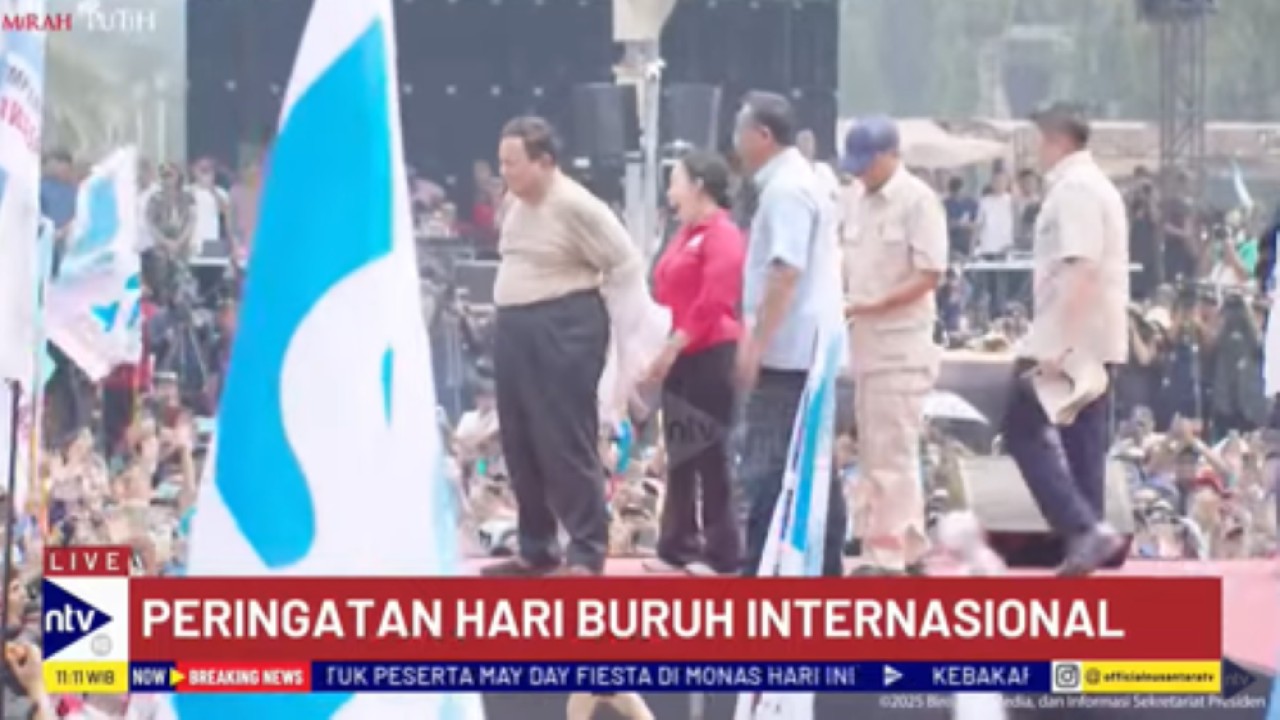 Presiden Prabowo Subianto melemparkan topi dan bajunya saat peringatan Hari Buruh di Monas