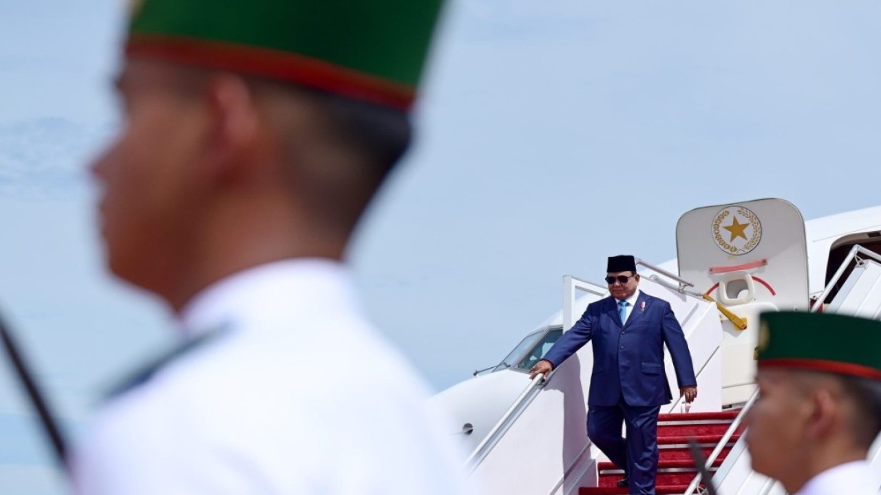 Presiden Prabowo Subianto tiba di Bandar Udara Internasional Brunei, Bandar Seri Begawan, pada Rabu, 14 Mei 2025, sekitar pukul 10.10 waktu setempat. (Foto: BPMI Setpres/Muchlis Jr)
