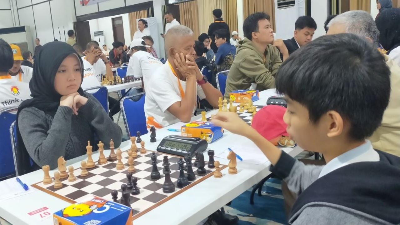 Shafira Devi Herfesa (kiri) vs Rio Valentino pada babak 1 JAPFA FIDE Rated Chess Championship 2025