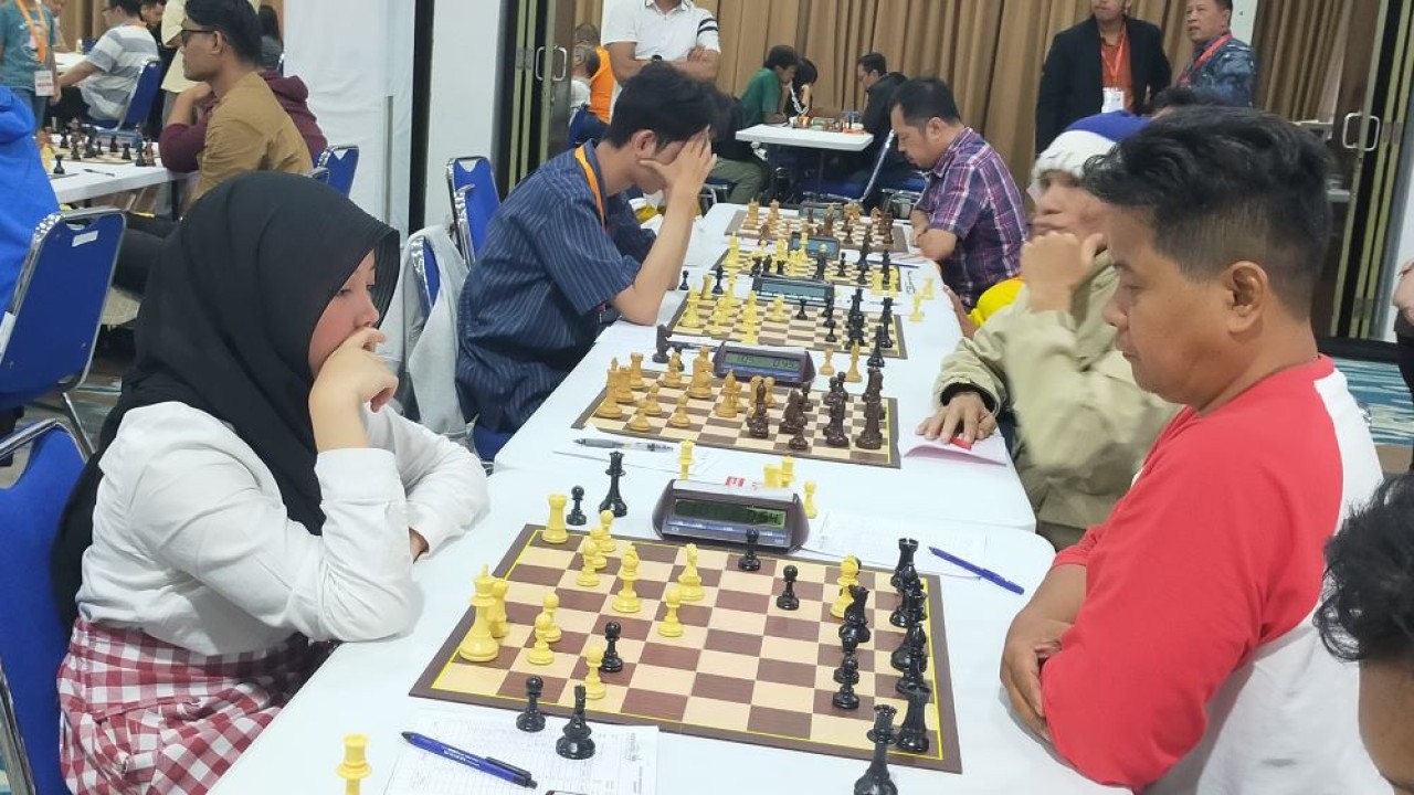 Shafira Devi Herfesa (kiri) vs Zaenal Arifin pada babak ke-5 JAPFA FIDE Rated Chess Tournament 2025
