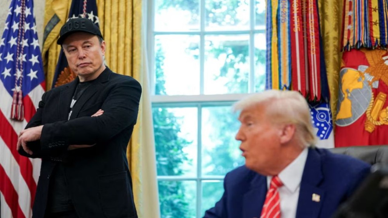 Presiden Amerika Serikat Donald Trump dan Elon Musk menghadiri konferensi pers di Ruang Oval Gedung Putih di Washington DC, pada 30 Mei 2025. (Foto: Dok/Nathan Howard/Reuters)