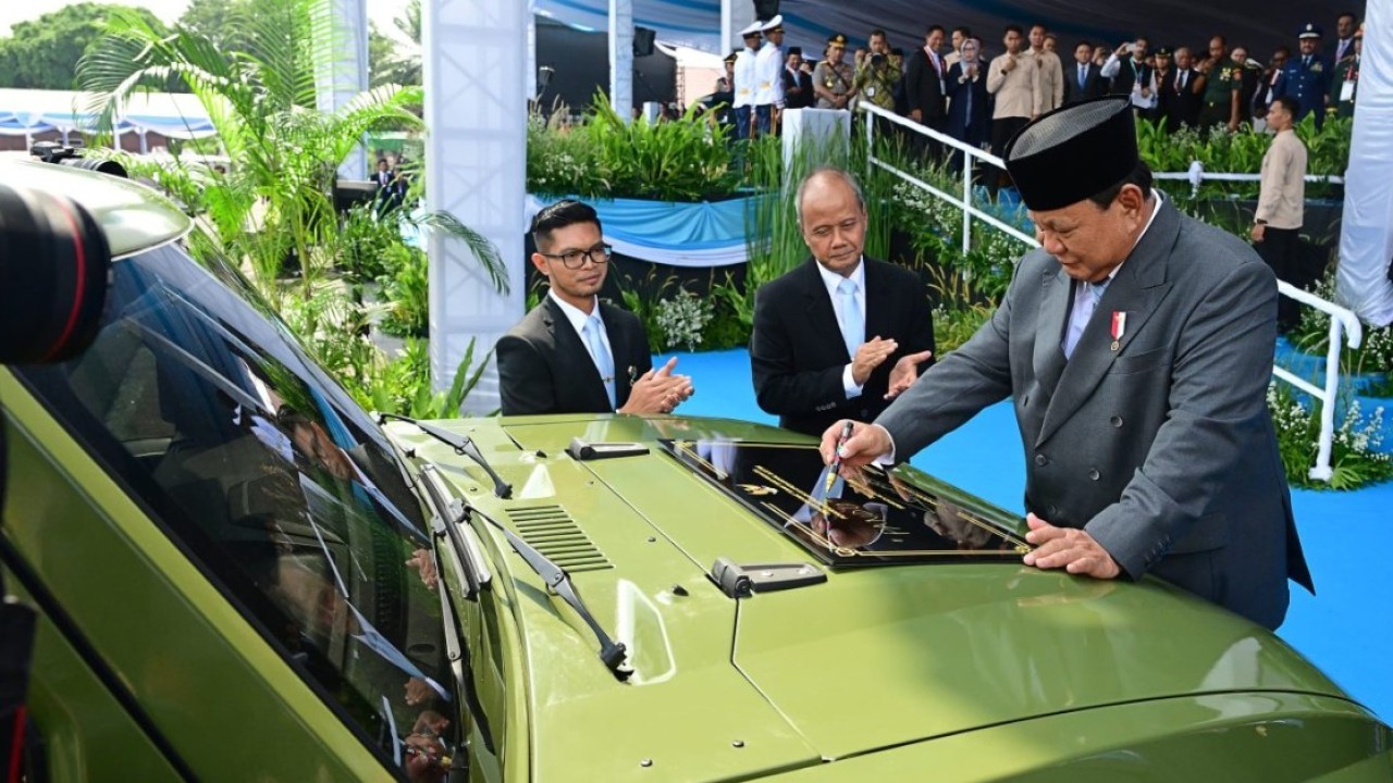 Presiden Prabowo Subianto meresmikan peluncuran kendaraan listrik taktis terbaru produksi PT Pindad, MV3-EV "PANDU", di ajang Indo Defence 2025 Expo & Forum, di JIExpo Kemayoran, Jakarta, pada Rabu, 11 Juni 2025. (Foto: BPMI Setpres/Muchlis Jr)