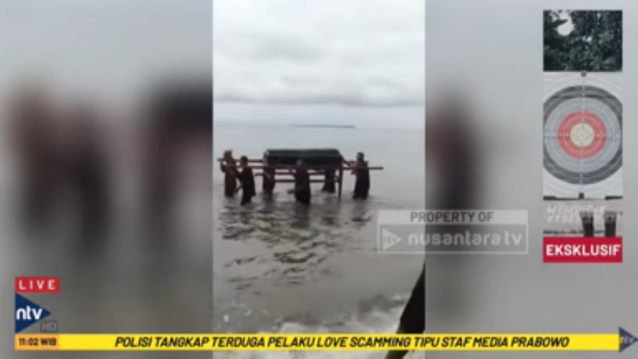 Warga Kabupaten Seram harus mempertaruhkan nyawa menyusuri laut saat mengantar jenazah ke pemakaman