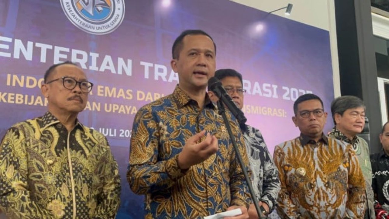 Menteri Transmigrasi memberikan keterangan pers di sela Rapat Kerja Kementrans di Bali/ist