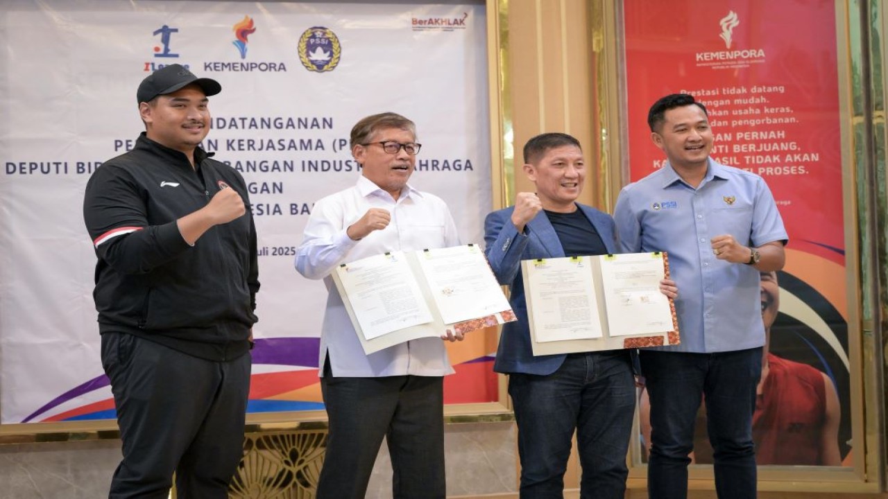 (dari kiri ke kanan) Menpora Dito Ariotedjo, Deputi Bidang Pengembangan Industri Olahraga Raden Isnanta, Direktur Utama I.League Ferry Paulus dan Anggota Komite Eksekutif PSSI Eko Setyawan/Foto: i.league.id