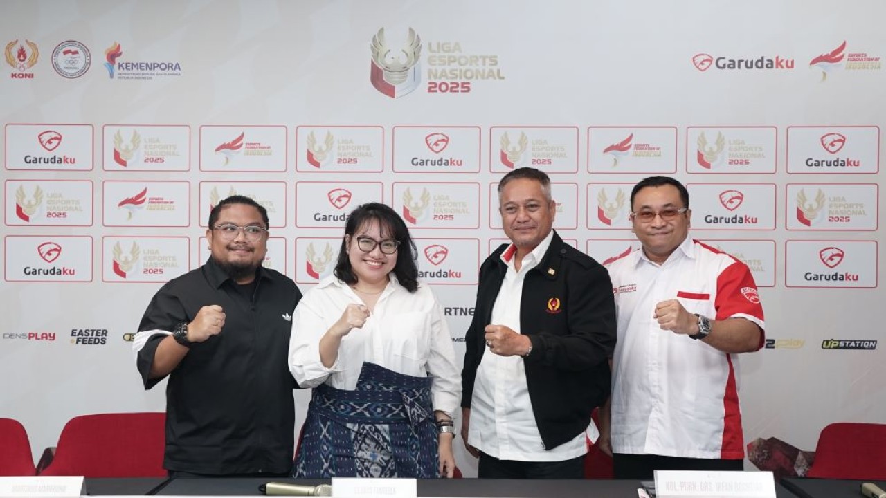 Wakil IV Sport Science dan Iptek Olahraga KONI Pusat, Kol. Purn. Drs. Irfan Bachtiar (kedua kanan), Head of Marketing Garudaku, Azwin Nugraha (kanan), Head of Esports Business Development, Moonton Indonesia, Martinus Manurung dan Wakabid Kompetisi PBESI Gloria Famiella (kedua kiri) pada peluncuran Liga Esport Nasional 2025/ist