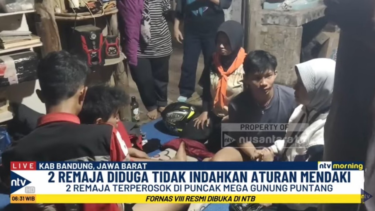 Dua pendaki remaja asal Kota Bandung terjatuh dari Puncak Mega, Gunung Puntang, di Kecamatan Cimaung, Kabupaten Bandung, Jawa Barat.