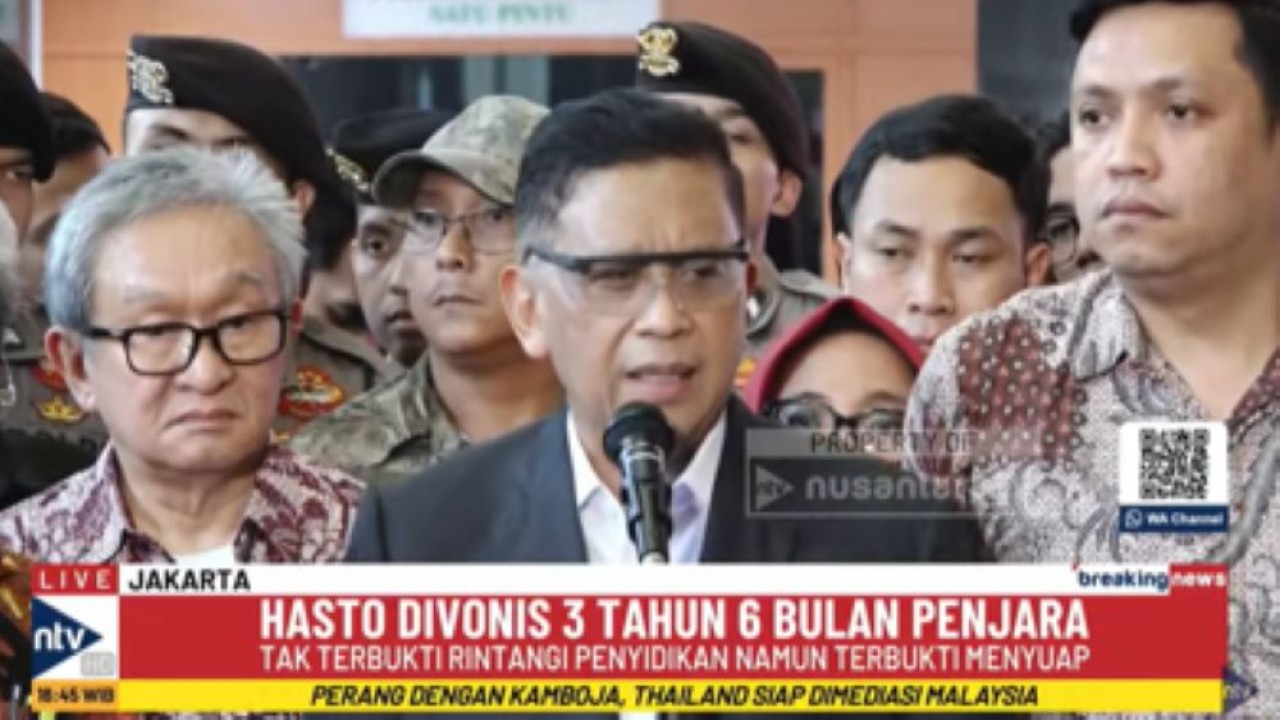 Sekjen PDIP Hasto Kristiyanto memberikan keterangan pers usai menjalani sidang pembacaan vonis di Pengadilan Tipikor Jakarta