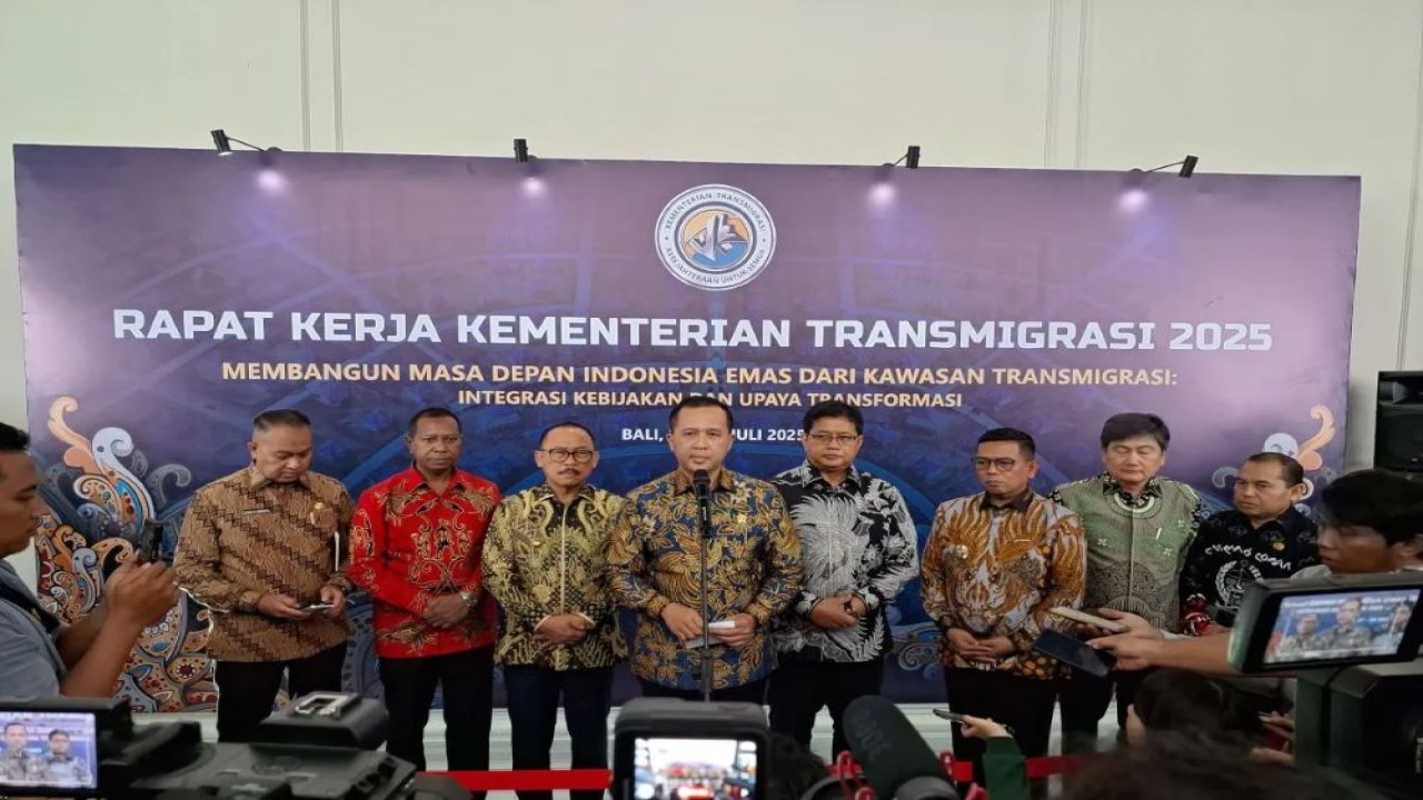Menteri Transmigrasi (Mentrans) M Iftitah Sulaiman Suryanagara dan pejabat pemerintahan lainnya dalam konferensi pers di sela- sela Rapat Kerja Teknis Ketransmigrasian Nasional, di Bali Convention Center, Denpasar, Bali, Senin (28/07/2025). ANTARA/ Muhammad Heriyanto