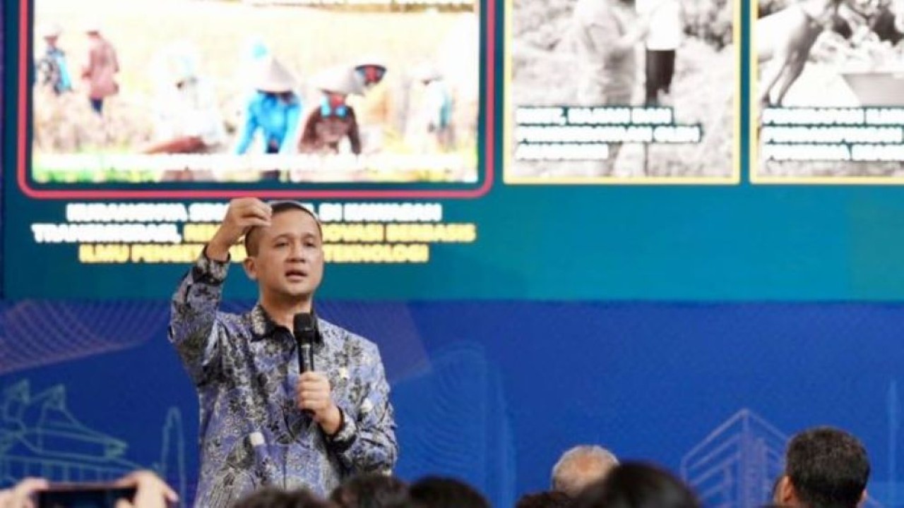 Menteri Transmigrasi Iftitah Sulaiman Suryanagara