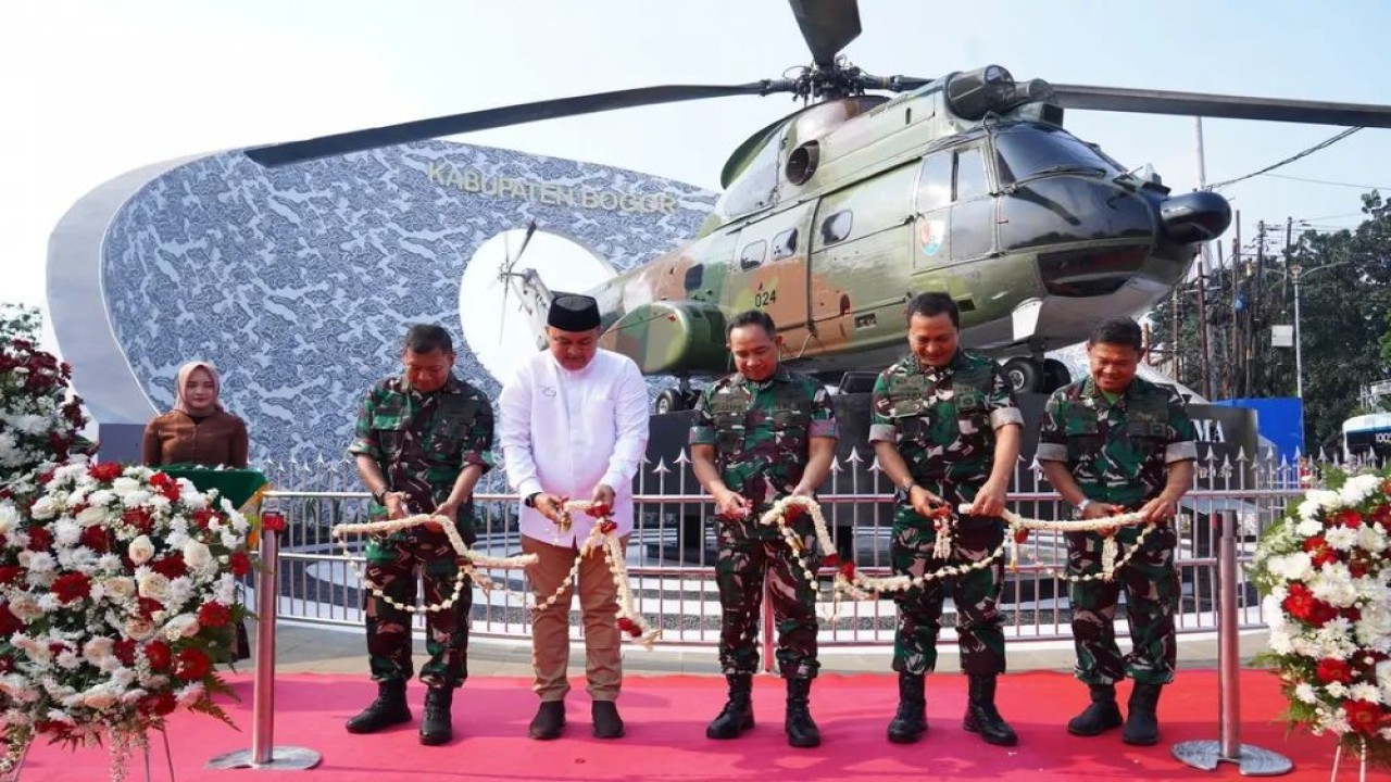 Panglima TNI Jenderal TNI Agus Subiyanto meresmikan Monumen Helikopter SA-330 Puma di Simpang Empat Kandang Roda, Jalan Raya Jakarta-Bogor, Nanggewer, Cibinong, Bogor, Jawa Barat, Jumat (25/7/2025). (Foto: Istimewa/Puspen TNI)