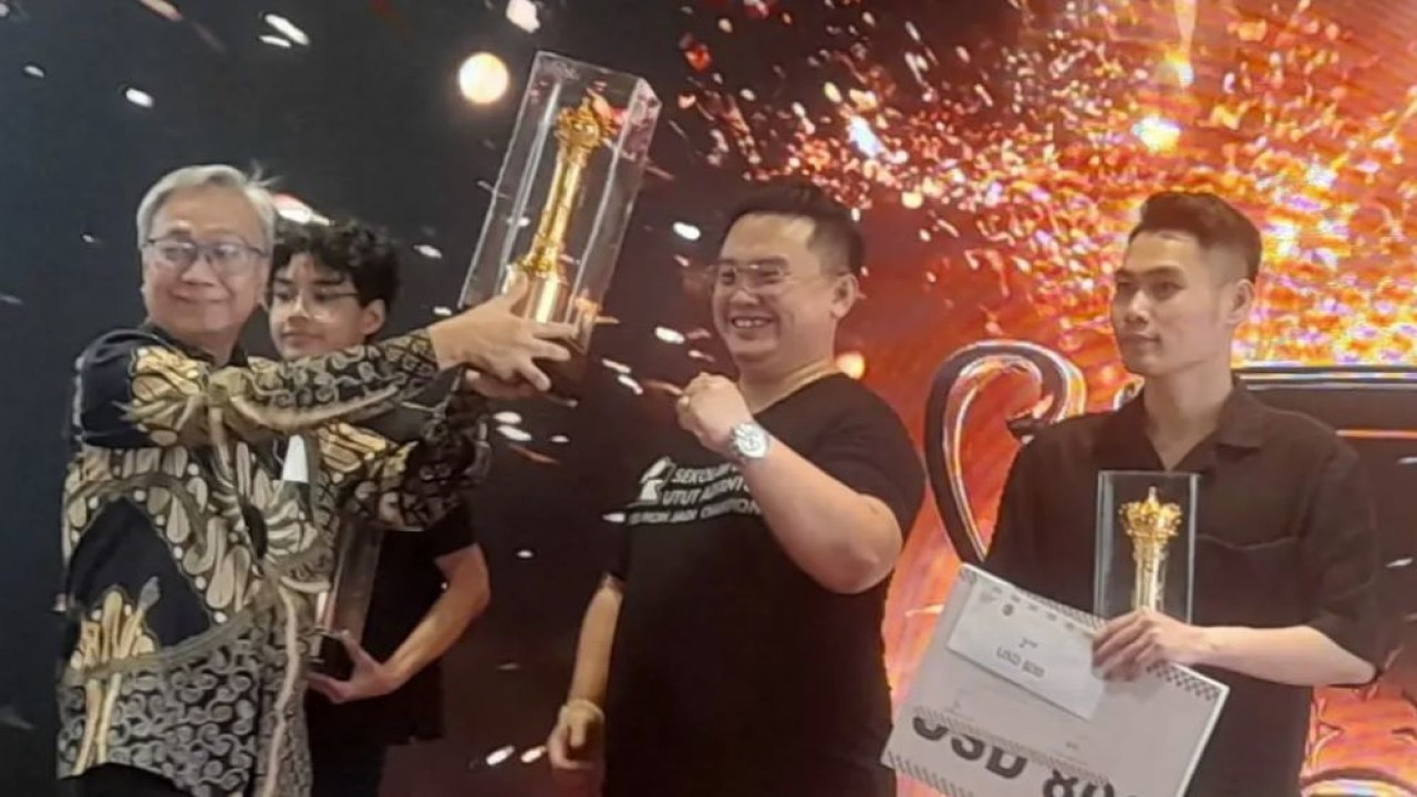 GM Sean Winshand Cuhendi (tengah) menerima piala yang diserahkan Dewan Pembina PB Percasi Eka Putra Wirya/Foto: PB Percasi