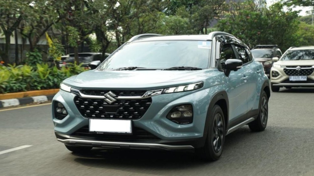 Suzuki Fronx tidak hanya modis tetapi juga cocok untuk kebutuhan mobilitas harian maupun perjalanan liburan keluarga. (Foto: Istimewa/SIS)