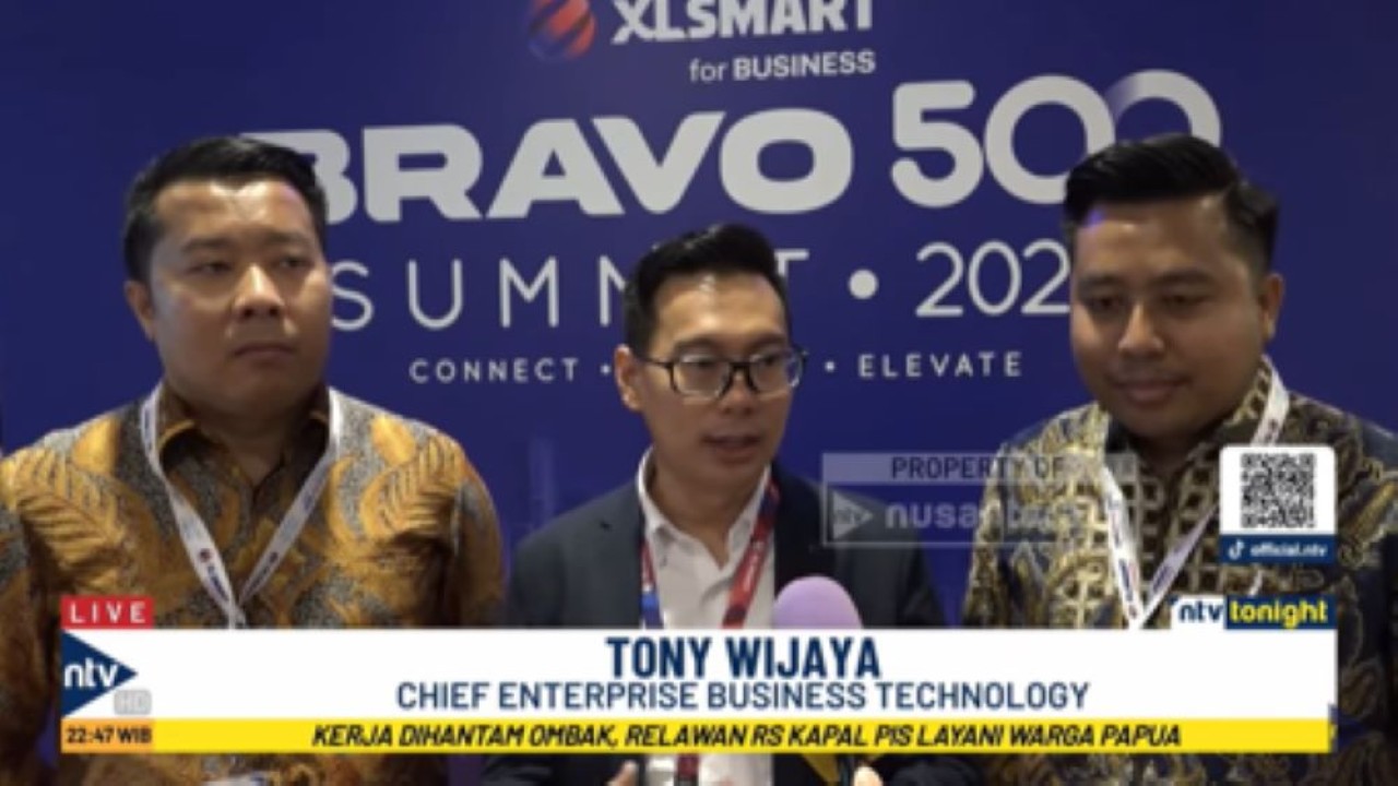 Chief Enterprise Business Technology Toni Wijaya (tengah) bersama Direktur Nusantara TV Randy Monthonaro Tampubolon (kiri) dan Direksi Tommy William Tampubolon
