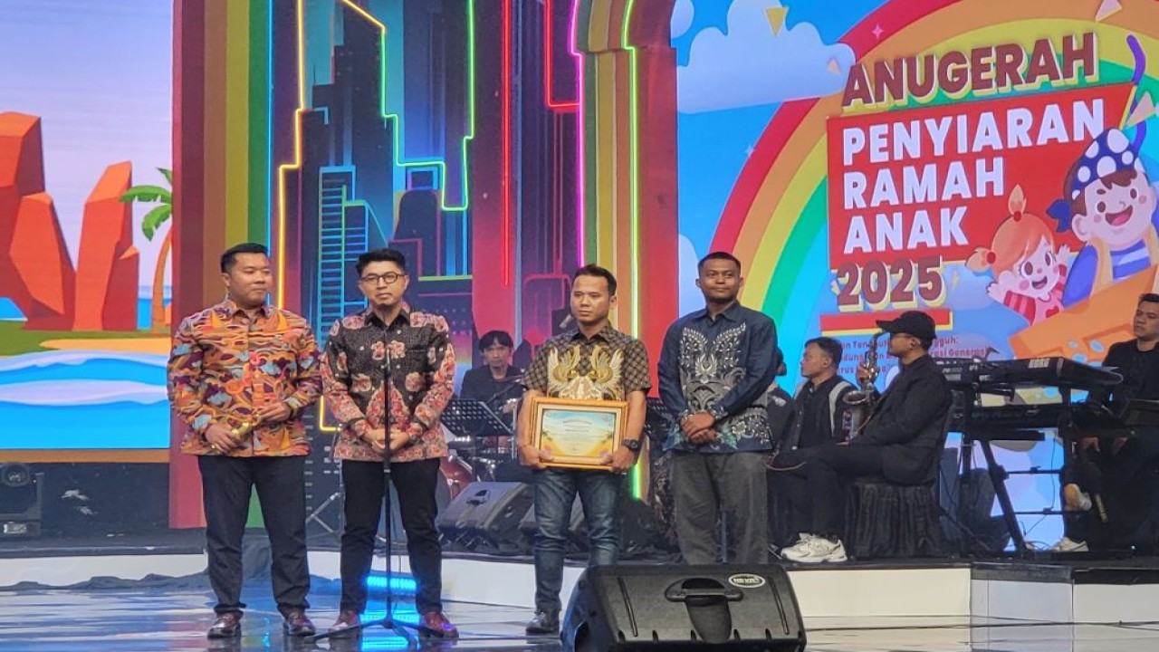Direktur Nusantara TV Randy Tampubolon (kiri) bersama Pimpinan Redaksi Nusantara TV Abraham Silaban (kiri kedua) pada puncak acara Anugerah Penyiaran Ramah Anak 2025 yang diselenggarakan KPI