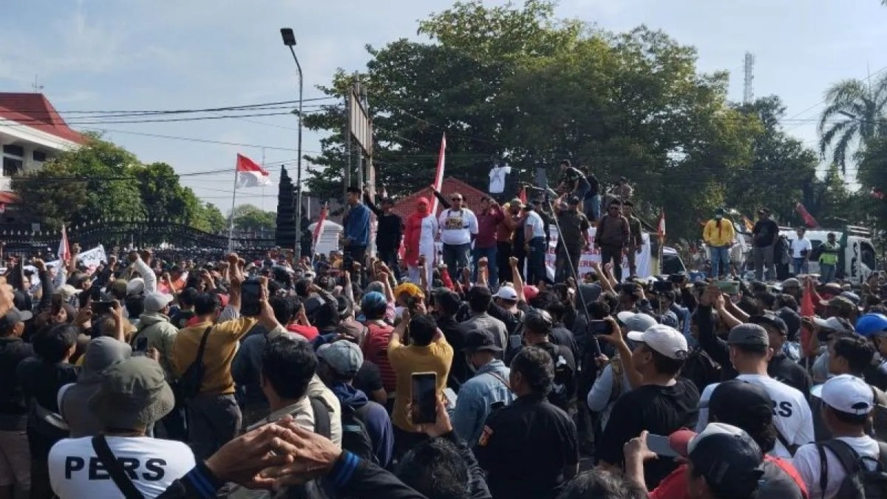 Aksi ribuan warga di depan pendopo Kabupaten Pati, untuk menuntut Bupati Pati Sudewo agar mengundurkan diri dari jabatannya, di Pati, Jawa Tengah, Rabu (13/8/2025). (Foto: ANTARA/Akhmad Nazaruddin Lathif)