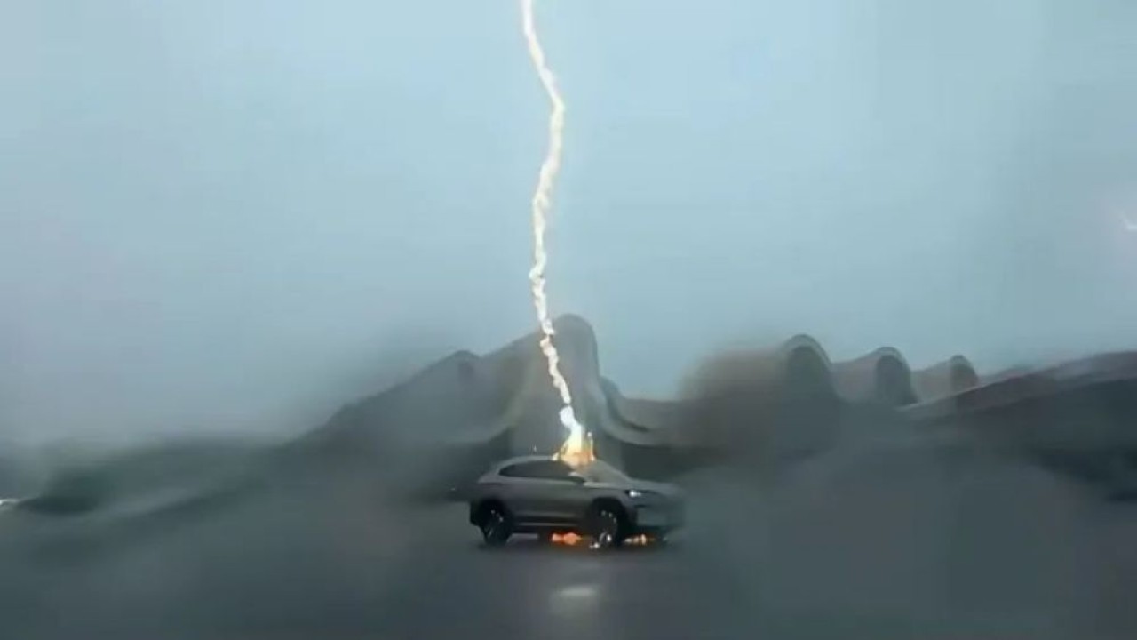 Mobil listrik BYD Song Plus tersambar petir. (Foto: Sanyan Tech via CarNewsChina)