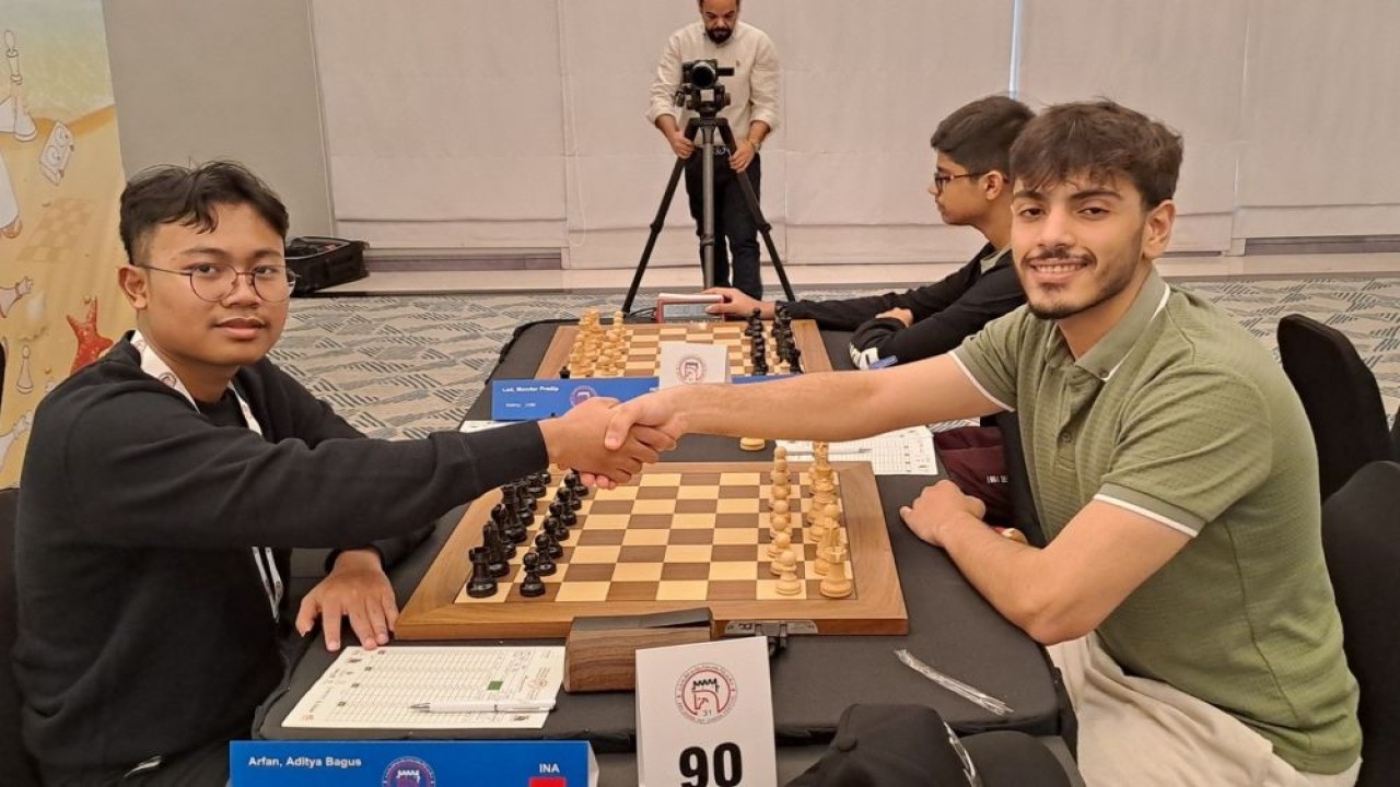 IM Aditya Bagus Arfan vs FM Akram Khoder dari Lebanon pada babak 1 31st Abu Dhabi International Chess Festival 2025. (Foto: Kristianus Liem)