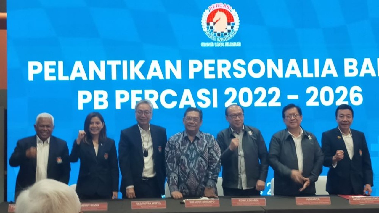 Ketua Umum PB Percasi GM Utut Adianto bersama Pembina PB Percasi Eka Putra Wirya, Ketua Umum Yayasan BPK Penabur Adri Lazuardi, Duta Catur Indonesia Merry Riana bersama Panitia Penyelenggara
