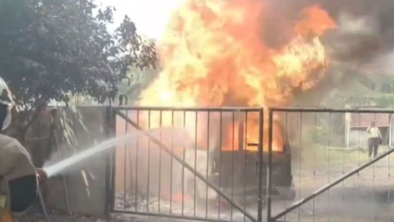 Satu unit mobil dibakar massa dalam demo menuntut mundur Bupati Pati Sudewo