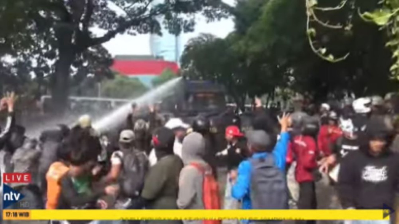 Aksi unjuk rasa memprotes kenaikan gaji dan tunjangan anggota DPR RI