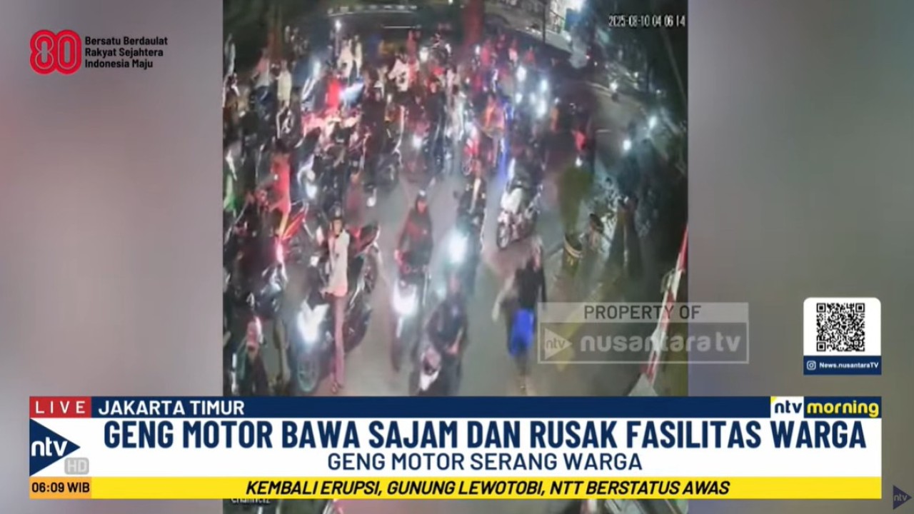 Rekaman video amatir menunjukkan iring-iringan puluhan sepeda motor diduga anggota geng motor melintas di sepanjang Jalan Jatinegara Kaum.