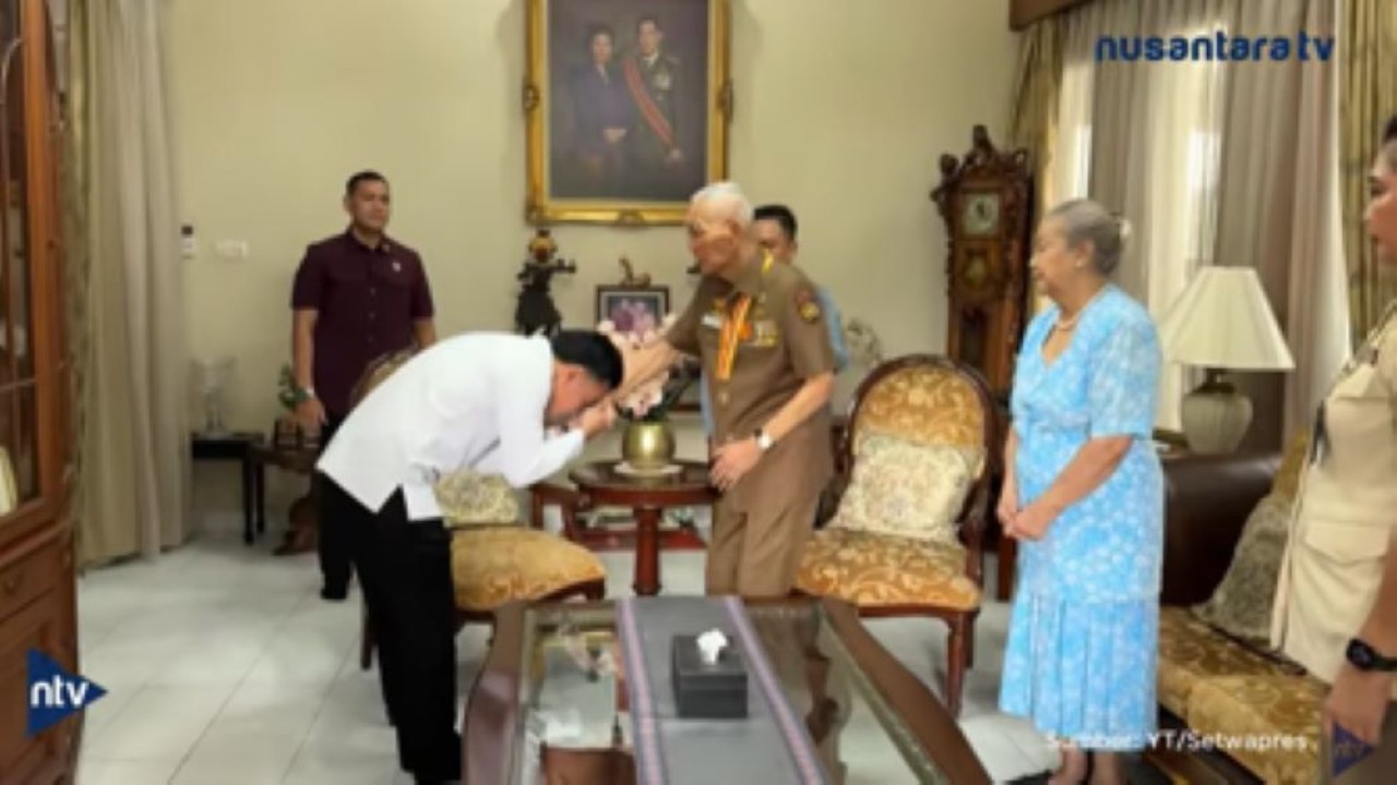 Wakil Presiden Gibran Rakabuming Raka membungkukan badan dan mencium tangan Wapres ke-6 Try Sutrisno