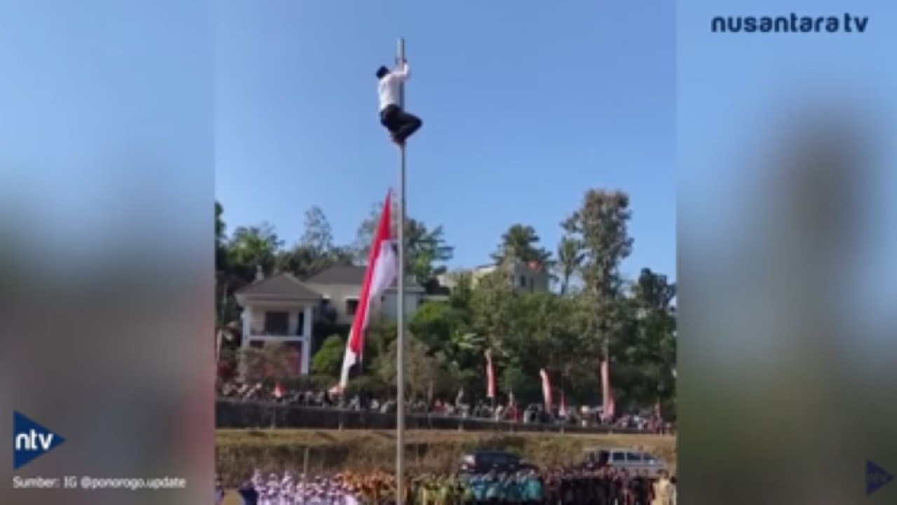 Seorang petani di Ponorogo melakukan aksi heroik dengan memanjat tiang bendera agar upacara HUT ke-80 RI untuk memperbaiki tali yang macet