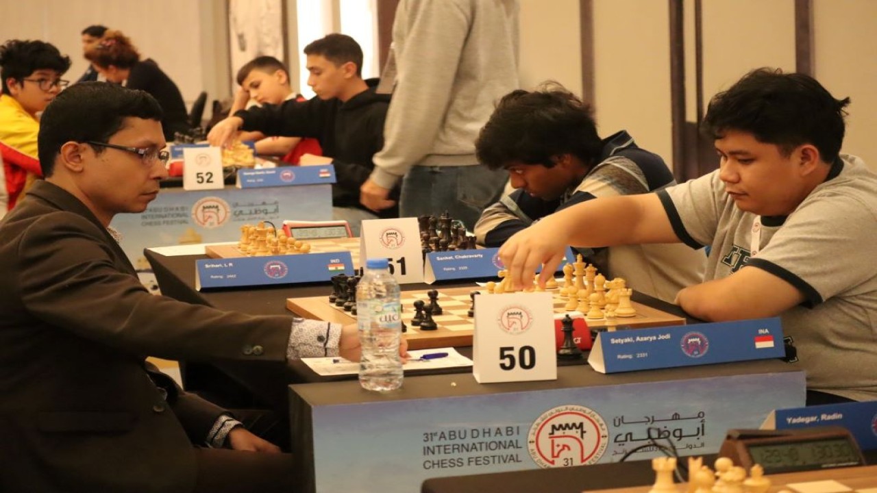 IM Azarya Jodi Setyaki (kanan) vs GM Sandipan Chanda (India) pada babak ke-2 31st Abu Dhabi International Chess Festival 2025/Foto: Kristianus Liem