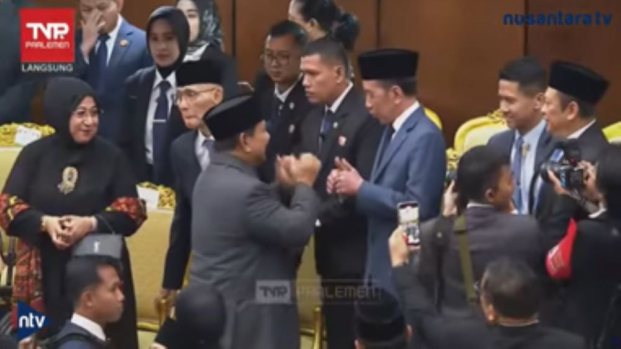 Presiden Prabowo Subianto mendapat pujian dengan simbol dua jempol yang diberikan Presiden ketujuh Joko Widodo (Jokowi) usai menyampaikan Pidato Kenegaraan di Sidang Tahunan MPR 2025