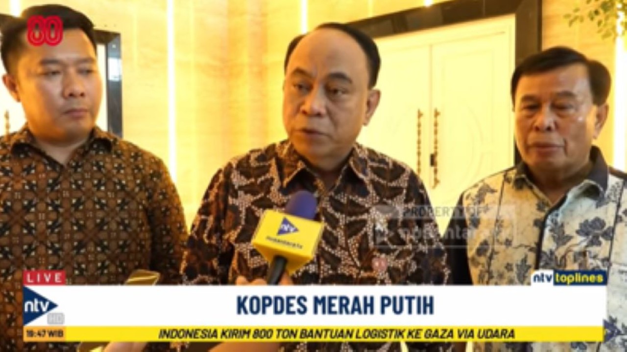 Menteri Koperasi Budi Arie Setiadi bersama Presiden Komisaris NT Corp Nurdin Tampubolon (kanan) dan Direktur Nusantara TV Randy Tampubolon